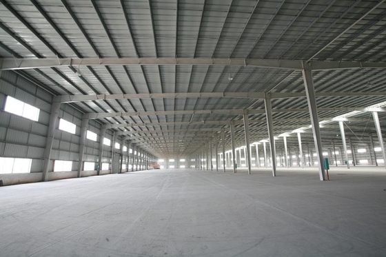 โกดังเหล็ก Prefab กันแผ่นดินไหว ปรับแต่งโลโก้และหลังคาหันหลังคา